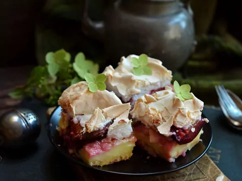 Przepis: tarta ze śliwkami i bezą