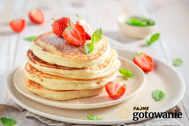 To, jak zrobić pancake, wyjaśnione jest w tym przepisie. Gotowe pancakes leżą na ceramicznym talerzyku.