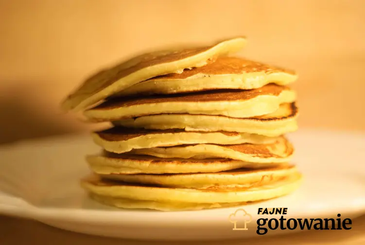 Pancakes bez jajek są piętrowo ułożone na białym talerzyku.