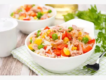 Ilustracja przepisu na: sałatka z ryżu i tuńczyka