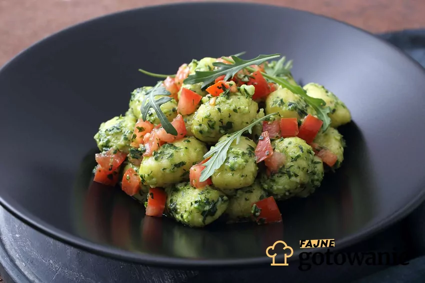 Gnocchi z pesto na talerzu