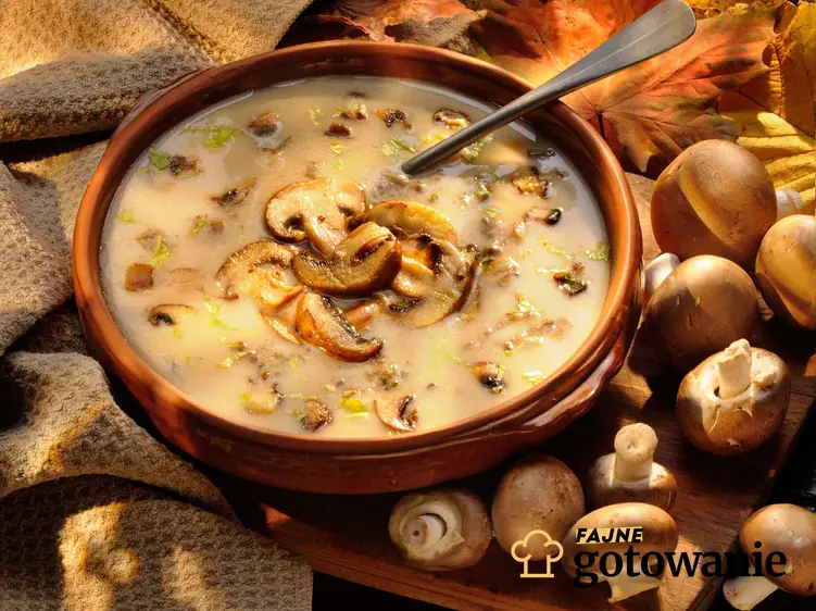 Zupa ze świeżych grzybów podana w eleganckiej miseczce.
