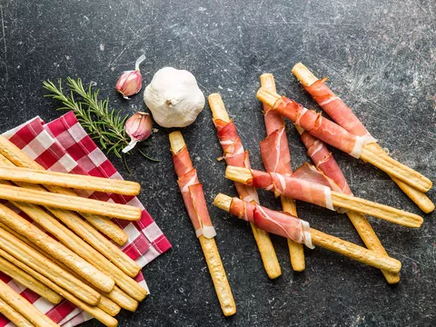 Przepis: Grissini z szynką parmeńską