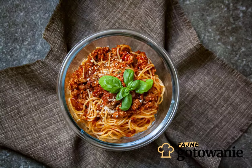 Spaghetti tofu z parmezanem i bazylią