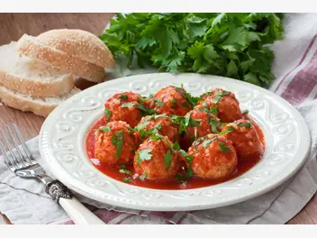 Ilustracja przepisu na: gotowane pulpety w sosie pomidorowym