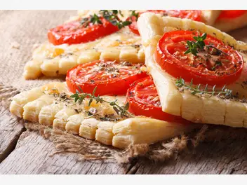Ilustracja przepisu na: ciasto francuskie z pomidorami