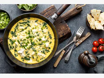 Ilustracja przepisu na: omlet z jajek z cukinią i serem typu feta