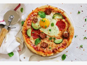 Ilustracja przepisu na: pizza z jajkiem sadzonym i boczkiem