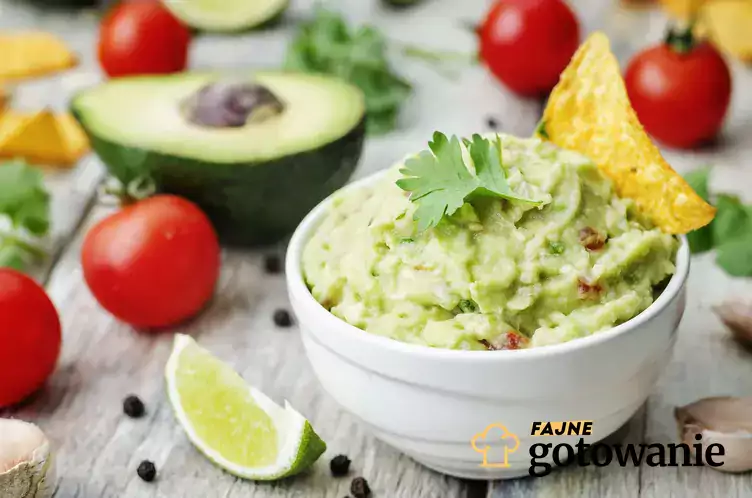 Świeżo przygotowane guacamole z awokado