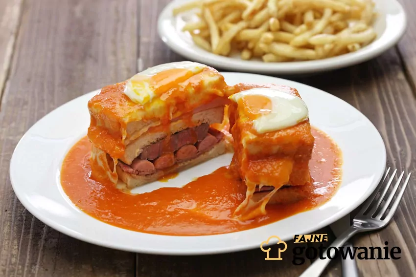 Kanapka Francesinha na talerzu