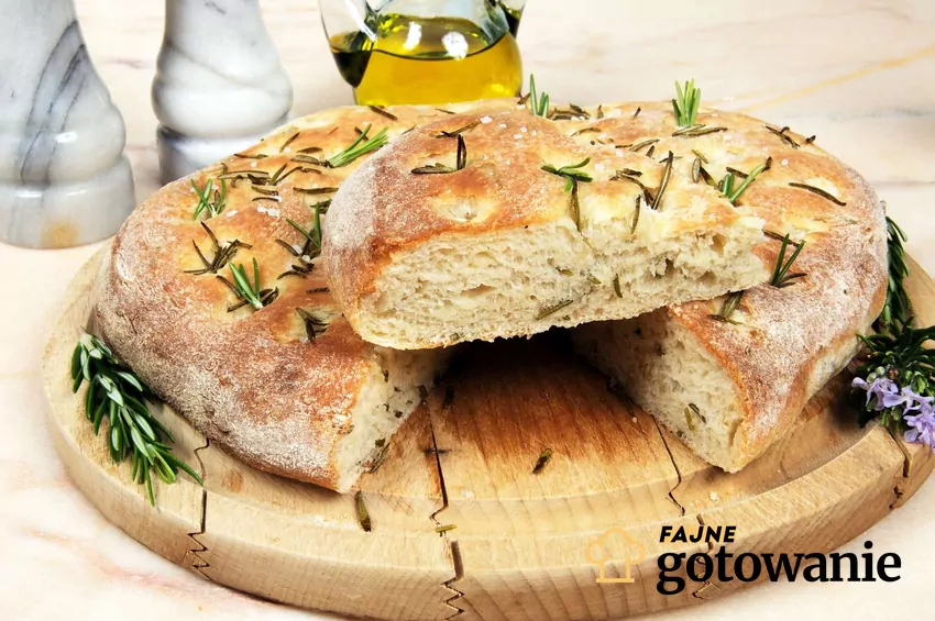 Focaccia z rozmarynem i oliwkami