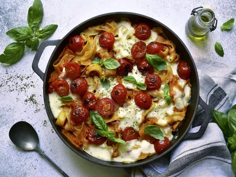 Przepis: Pomidorowa zapiekanka makaronowa z szynką, suszonymi pomidorami i mozzarellą