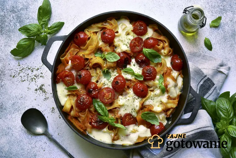 Pomidorowa zapiekanka makaronowa z szynką, suszonymi pomidorami i mozzarellą