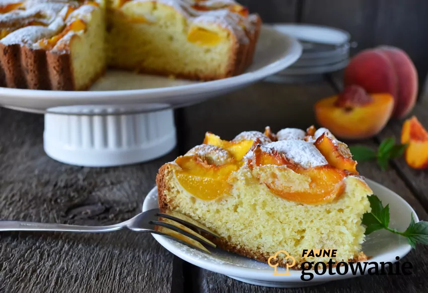 Świeże ciasto drożdżowe z brzoskwiniami