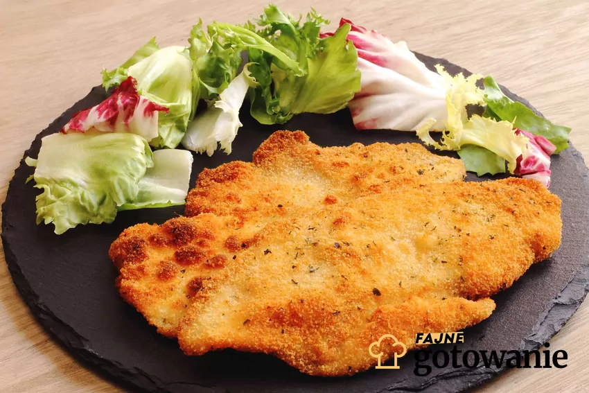 Smażona milanesa z sałatą