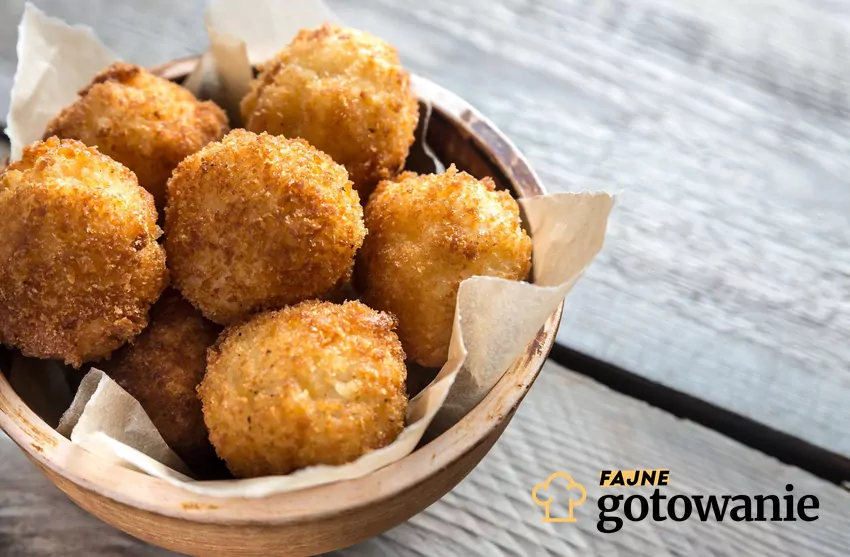 Chrupiące arancini w miseczce