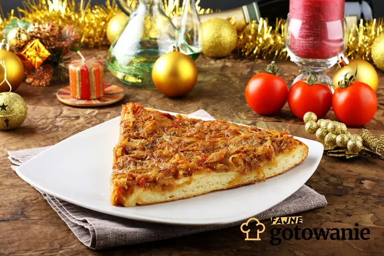 Pizza Sfincione podana na białym talerzu. W oddali leżą świąteczne dekoracje.