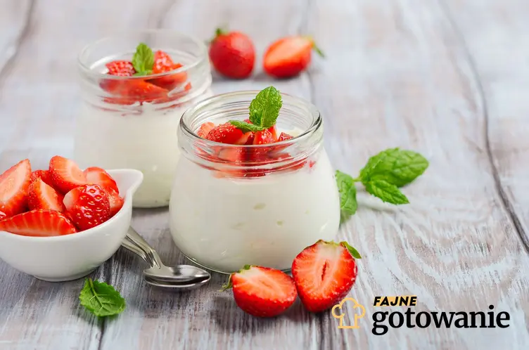 Jogurt viili podany z dodatkiem truskawek pokrojonych w kostkę w małych słoiczkach.