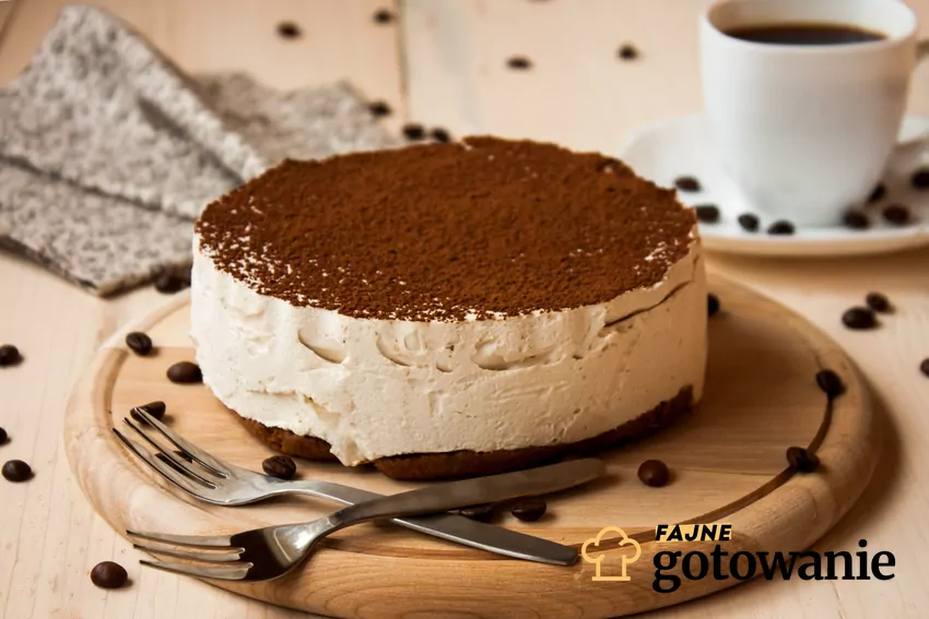 Kawały tort tiramisu w przekroju