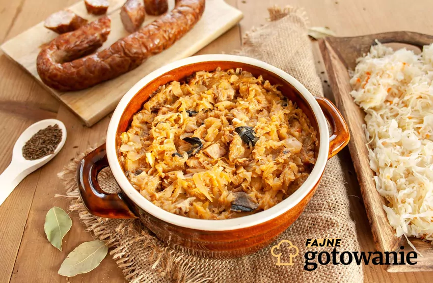 Bigos w ceramicznym naczyniu