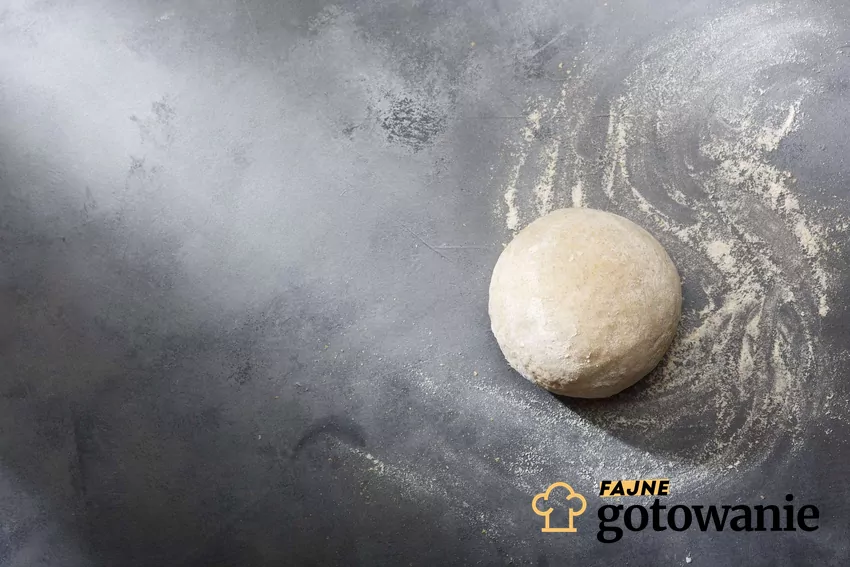 Ciasto na pizzę na blacie