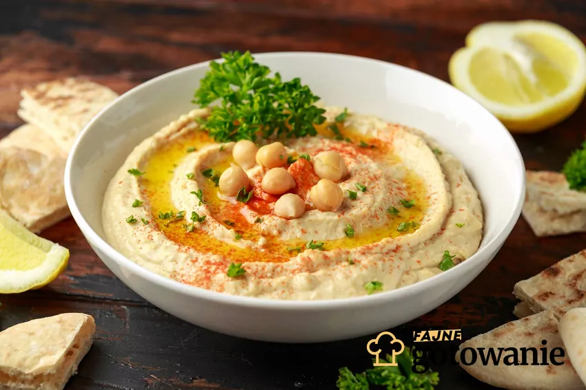 Hummus z oliwkami Hummus z oliwkami w miseczce