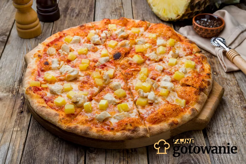 Ananasowa pizza na cienkim cieście