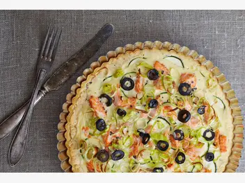 Ilustracja przepisu na: tarta ze szparagami, oliwkami, pomidorem, łososiem i serem camembert