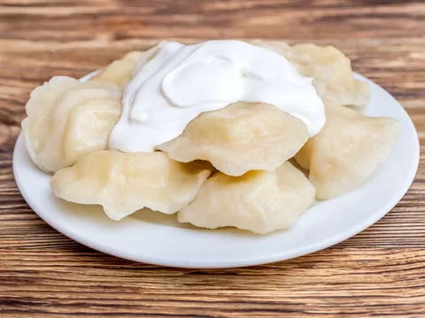 Przepis: pierogi ruskie ze śmietaną