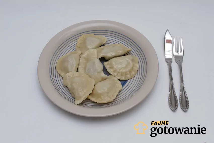 Pierożki z mięsem Pierożki z mięsem na talerzu