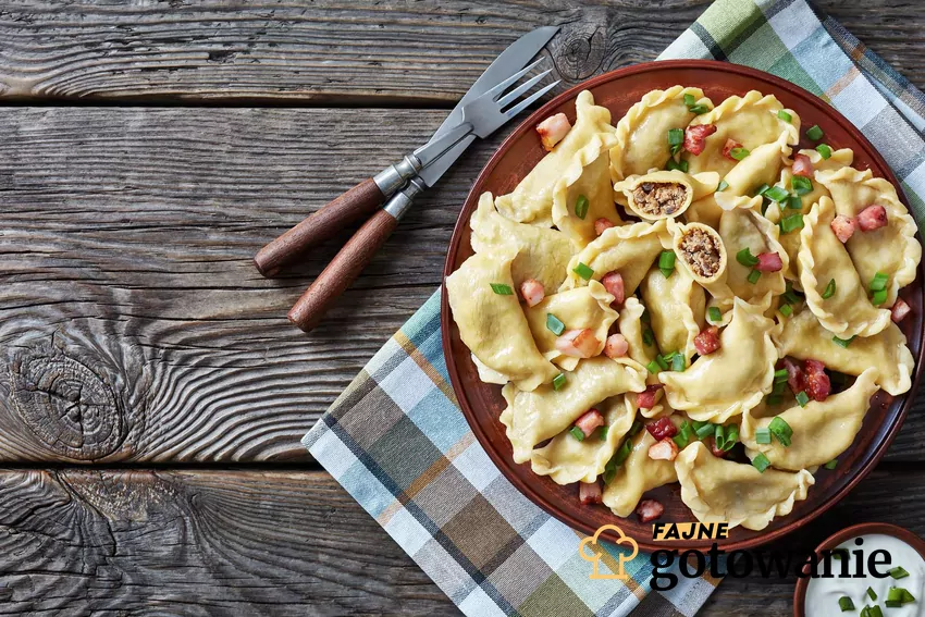 Pierogi z mięsem Pierogi z mięsem na talerzu