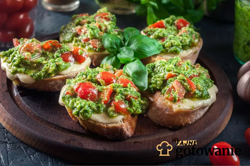 Bruschetta z pesto na desce