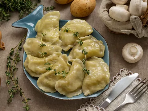 Przepis: pierogi z kapustą i pieczarkami