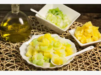 Ilustracja przepisu na: sałatka z porem i ananasem