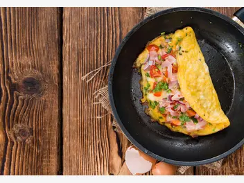 Ilustracja przepisu na: omlet z szynką i serem