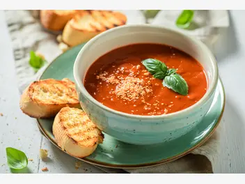 Ilustracja przepisu na: zupa pomidorowa z mozzarellą
