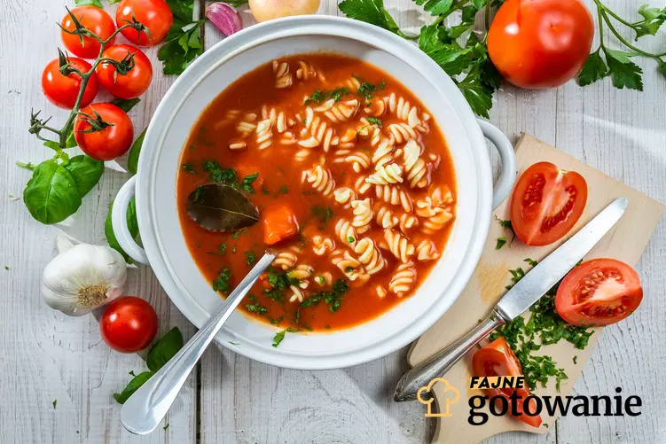 Zupa pomidorowa na bulionie warzywnym podana w miseczce.