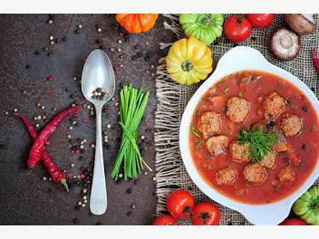 Ilustracja przepisu na: zupa pomidorowa z pulpetami