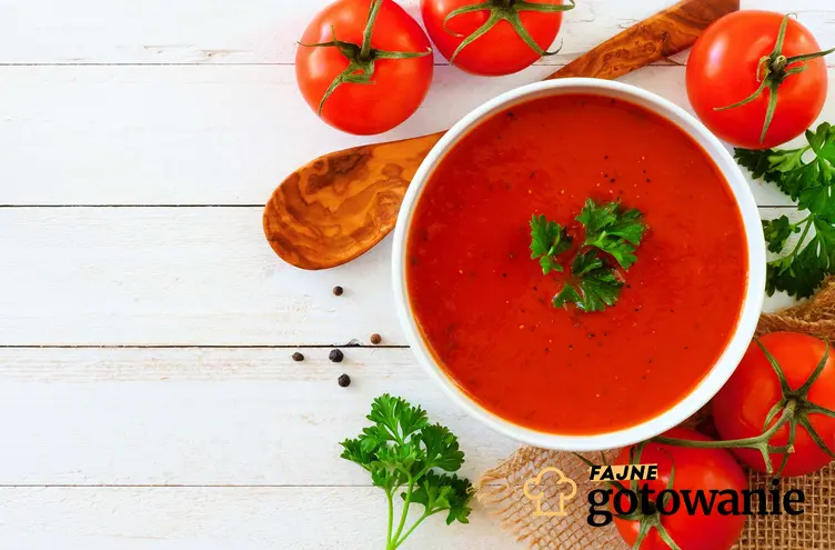 Gęsta zupa pomidorowa podana w białej miseczce.