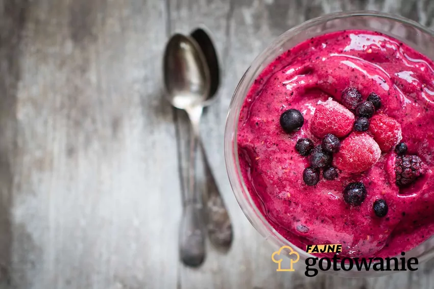 Smoothie z mrożonych owoców napój