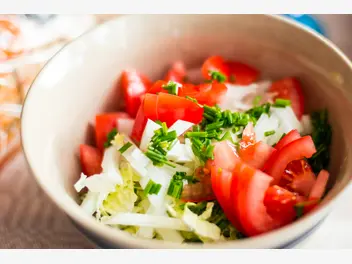 Ilustracja przepisu na: surówka z sałaty lodowej i pomidorów