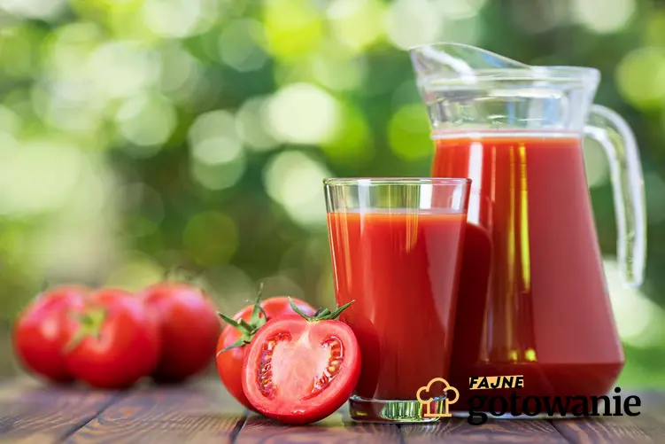 Drink z sokiem pomidorowym podany w szklance i dzbanku.