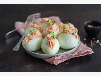 Ilustracja przepisu na: jaja faszerowane łososiem wędzonym