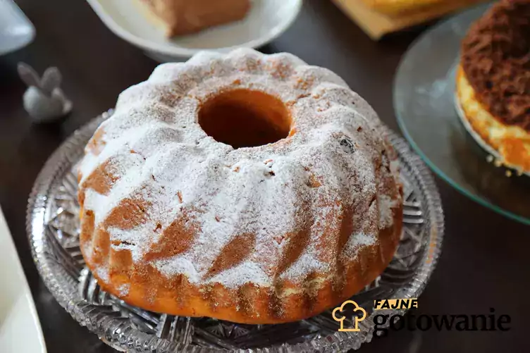 Babka piaskowa wilgotna posypana cukrem pudrem.