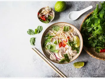 Ilustracja przepisu na: zupa tajska z kurczakiem i makaronem ryżowym