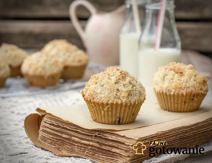 Kokosowe muffinki na papierowej torbie