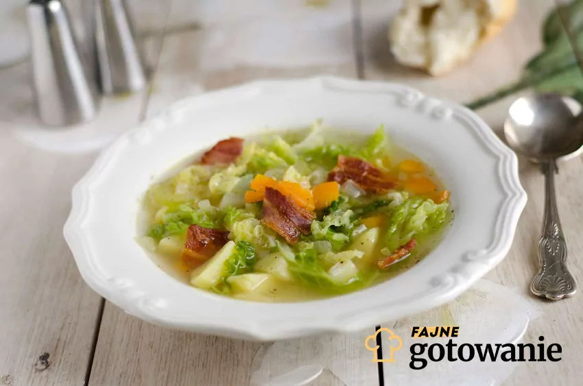 Zupa z kapusty włoskiej Wołoska kapuśniak w misce