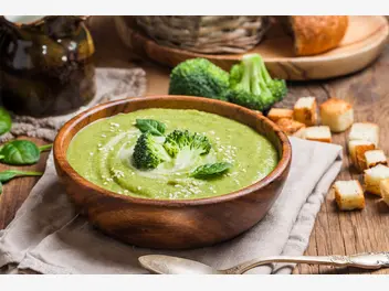 Ilustracja przepisu na: zupa brokułowa krem z grzankami