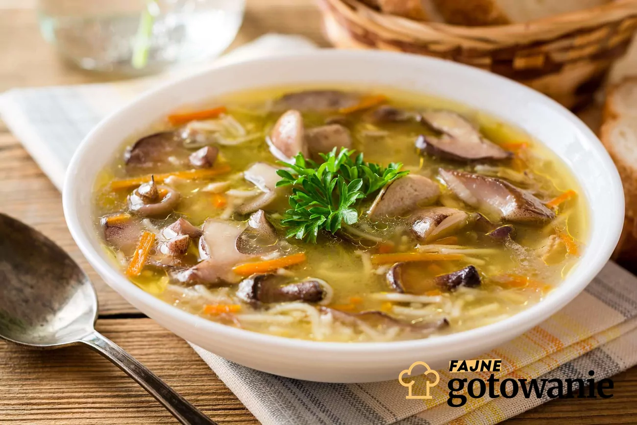 Zupa grzybowa z suszonych grzybów z łazankami
