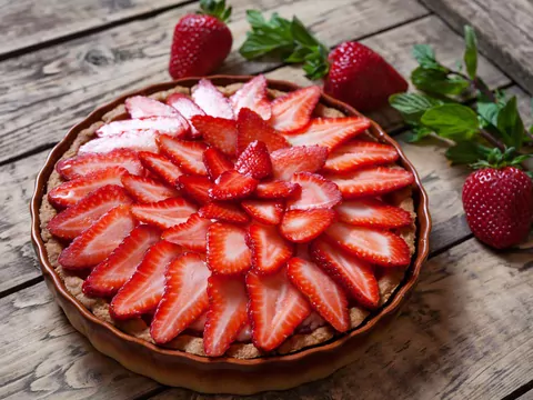 Przepis: Tarta czekoladowa z truskawkami